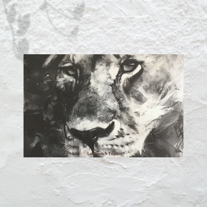 Lionne captivante, toile monochrome.